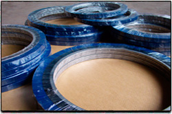 Невский завод ТРУБОДЕТАЛЬ отгрузил партию спирально-навитых прокладок (СНП) по ANSI диаметром от 200 до 900 мм.