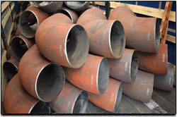 Невский завод ТРУБОДЕТАЛЬ отгрузил партию крутоизогнутых бесшовных отводов диаметром 426 мм на давление до 16 МПа.